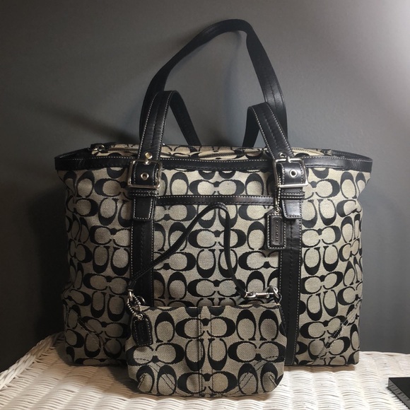 Coach Handbags - 🔥WEEKEND SALE Coach Signature Bag with wristlet